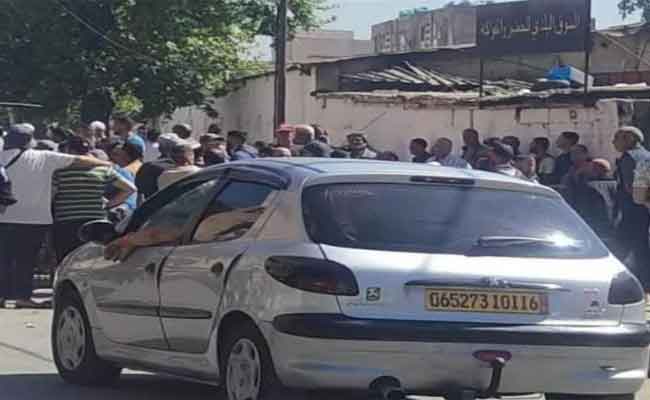 احتجاج تجار بسوق الجملة لبيع الخضر والفاكهة في بوفاريك