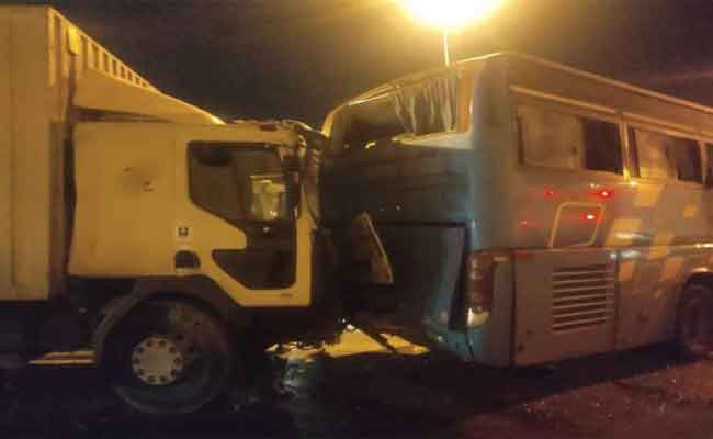 اصطدام تسلسلي لحافلتين وشاحنتين يخلف 17 جريحا بالبويرة