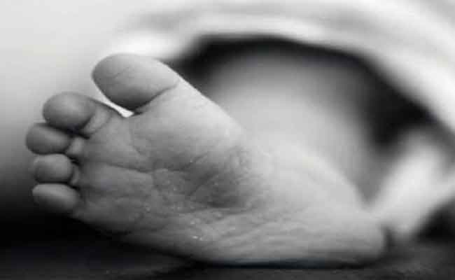 مصرع رضيع دهسته سيارة بالشلف