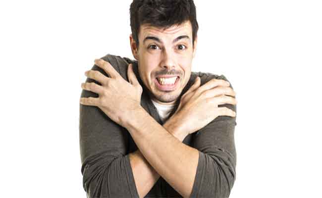 أسباب رجفة الجسم والشعور بالبرد عديدة والعلاجات متوفرة