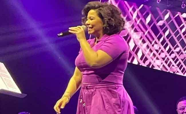 شيرين عبد الوهاب تتألق بالبنفسجي وتغني للحب في أول ظهور فني على المسارح بدبي…