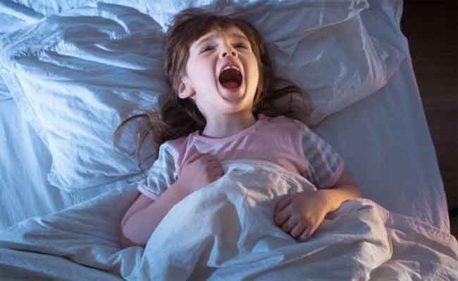 طفلكِ يبكي ويصرخ اثناء نومه؟ اليكِ ما يمكن ان تقومي به