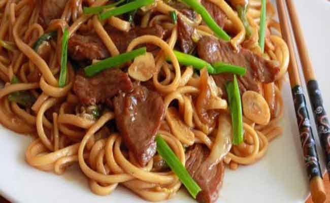 ما هي أبرز المكوّنات المستخدمة لصناعة النودلز؟