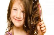 ما هي الطريقة الصحيحة لتغسلي شعر طفلكِ؟