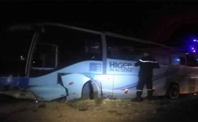 اصطدام بين سيارة وحافلة لنقل المسافرين يخلف قتيلا و10 مصابين بالجلفة 