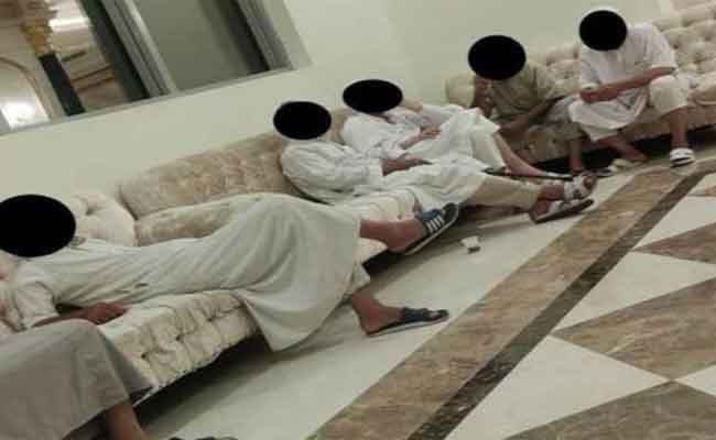 استغاثة 100 معتمر جزائري