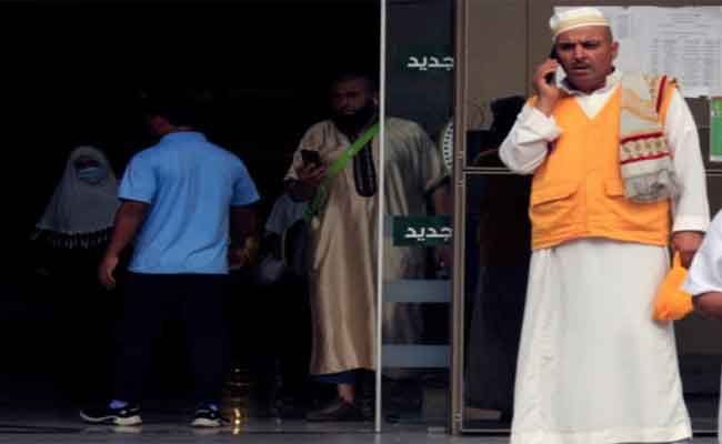 وزارة السياحة تنفي”طرد 100 معتمر جزائري في مكة”