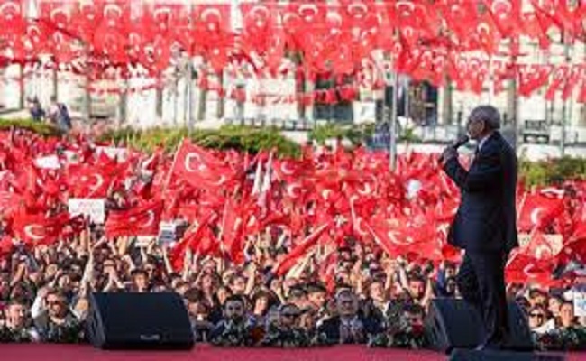 المنافس الرئيسي لأردوغان يرتدي سترة مضادة للرصاص في تجمع انتخابي