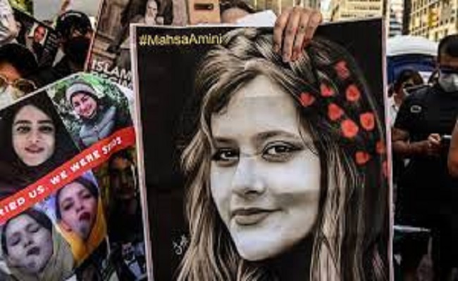 بدء محاكمة صحفية إيرانية غطّت وفاة مهسا أميني