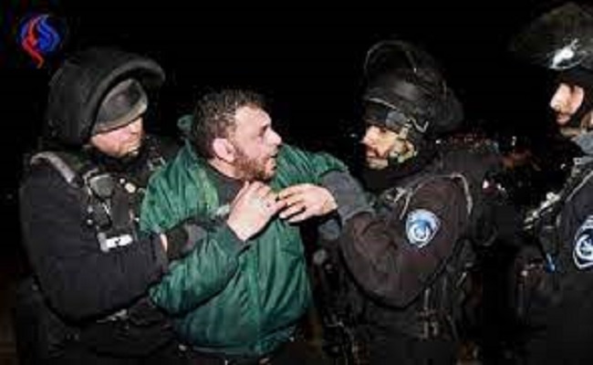 اعتقال 8 فلسطينيين بالضفة الغربية