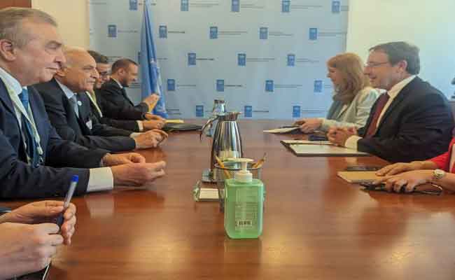 عطاف يتحادث مع مدير البرنامج الإنمائي للأمم المتحدة