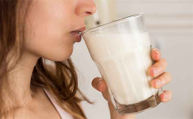 فوائد شرب الحليب قبل النوم…هل يمنحكِ فعلاً ليلة هانئة؟