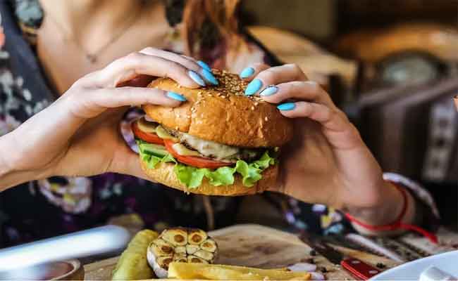 قواعد في إتيكيت تناول البرجر في الدعوة المنزلية أو المطعم
