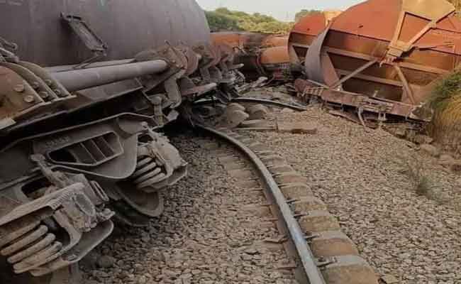 انحراف 3 عربات قطار لنقل المسافرين دون تسجيل خسائر بشرية بالنعامة