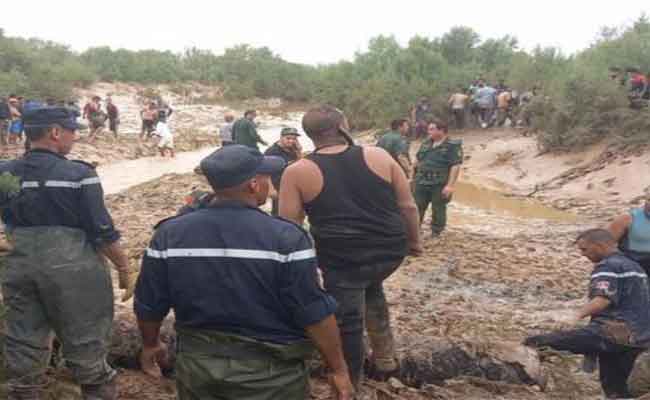 انتشال جثة الطفل بلال الذي جرفته مياه وادي جدي ببسكرة