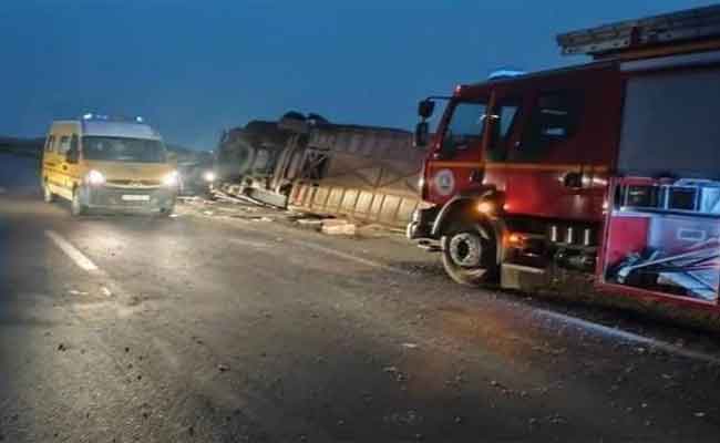 اصطدام حافلة لنقل المسافرين بيارة يخلف ثلاثة قتلى وأربعون جريحا بالمسيلة