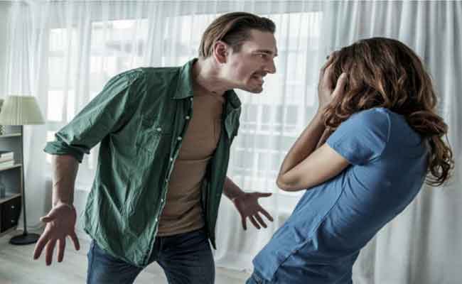 هل زوجكِ يصرخ عليكِ أمام الناس؟ إليكِ الطريقة الصحيحة للردّ عليه