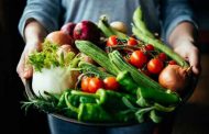 8 عادات ليست صحية كما تعتقدين...منها تناول الكثير من الخضر