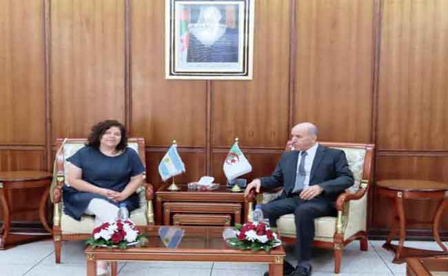 سايحي يستعرض مع نظيرته الأرجنتينية سبل التعاون في المجال الصحي بين البلدين