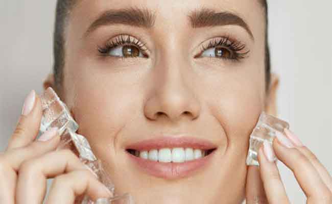 الدليل الكامل لفوائد فرك مكعبات الثلج على الوجه…لن تصدقيها!