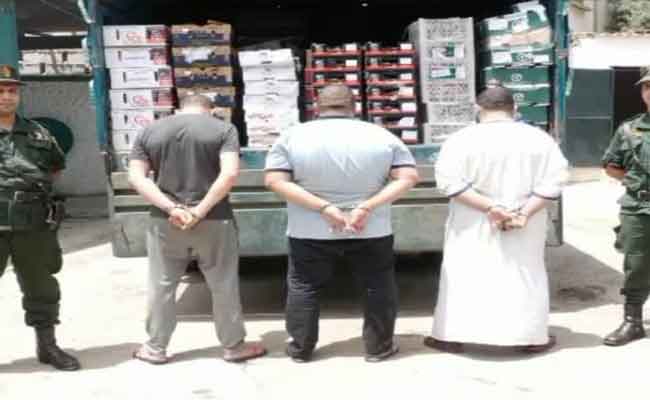 توقيف أشخاص متلبسين بنقل أزيد من 21 قنطار فواكه مجهولة المصدر بوهران