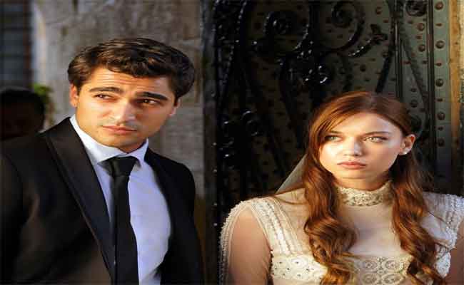 نجما “طائر الرفراف”عفراء ساراتش ومارت رمضان ديميرفي حالة حب على قارب في البحر…