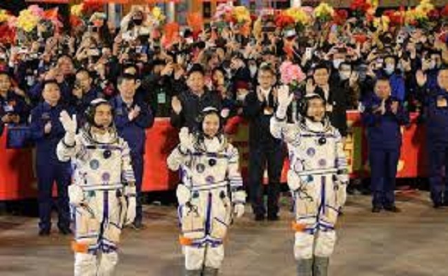 عودة 3 رواد فضاء صينيين للأرض من محطة تيانغونغ الفضائية...