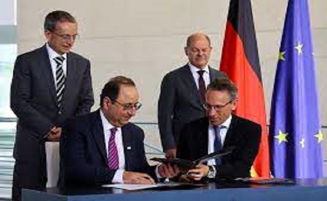 إنتل توقع اتفاقا لإنشاء مصنعين للرقائق في ألمانيا...