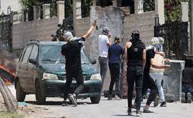 إصابات واعتقالات خلال مواجهات متفرقة في الضفة الغربية