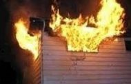 بارون مخدرات محلية يضرم النار في منزله لمنع الشرطة من تفتيشه!