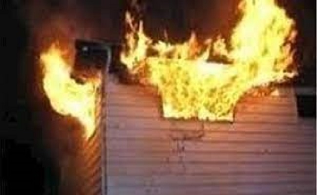 بارون مخدرات محلية يضرم النار في منزله لمنع الشرطة من تفتيشه!