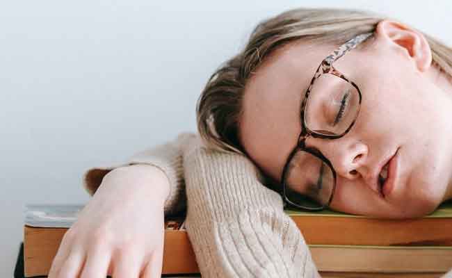 علاج الخمول والتعب والرغبة الشديدة في النوم…طبّقيه فوراً