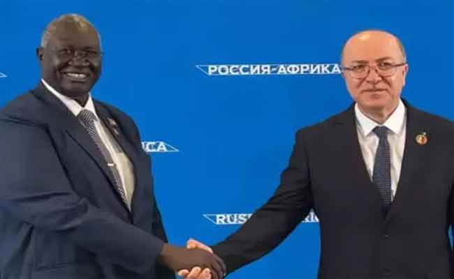 الوزير الأول يجري محادثات مع مسؤول سوداني