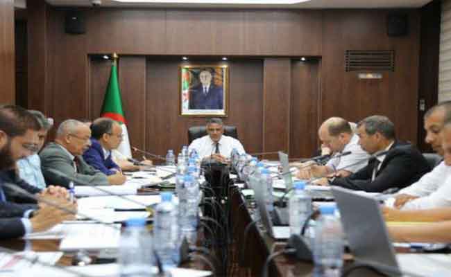 وزير السكن يترأس اجتماعا تقنيا للتحضير لعملية توزيع سكنات”عدل”