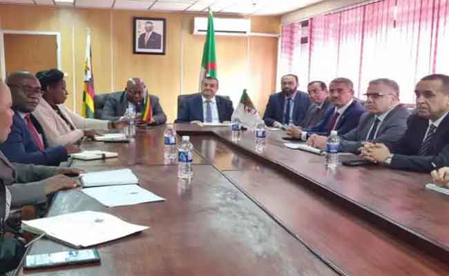 عرقاب يتحادث مع نظيره الزيمبابوي