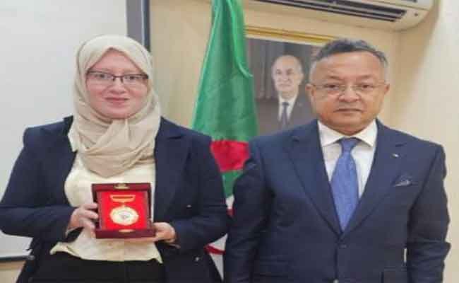 تكريم بداري للباحثة الجزائرية أمينة شحطو
