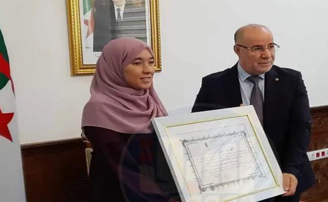 تكريم بلمهدي للفائزتين بمسابقات عالمية لحفظ القرآن