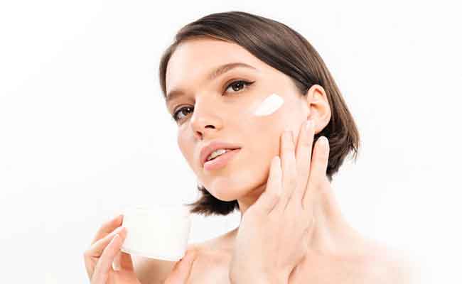 حماية البشرة من الحرارة: نصائح الترطيب الصيفية