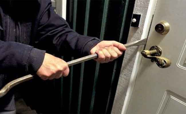 الإطاحة بعصابة إجرامية تسطو على المنازل بالاحتجاز والاعتداء بالبليدة