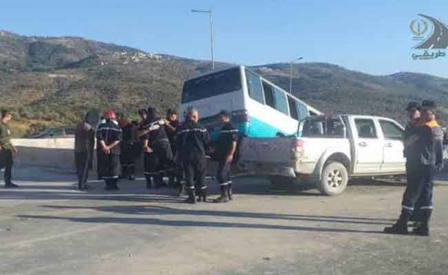 انحراف حافلة لنقل المسافرين يخلف 20 جريحا