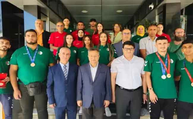 استقبال بداري للطلبة المتوجين في الألعاب العالمية الجامعية بالصين