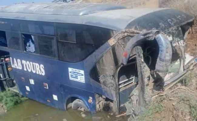 اصطدام حافلة بسيارة يخلف 23 جريحا بأم البواقي