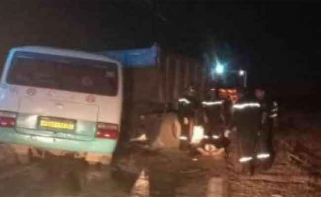 اصطدام بين حافلة لنقل المسافرين وشاحنة يخلف قتيلين وأربعة مصابين بالمدية 