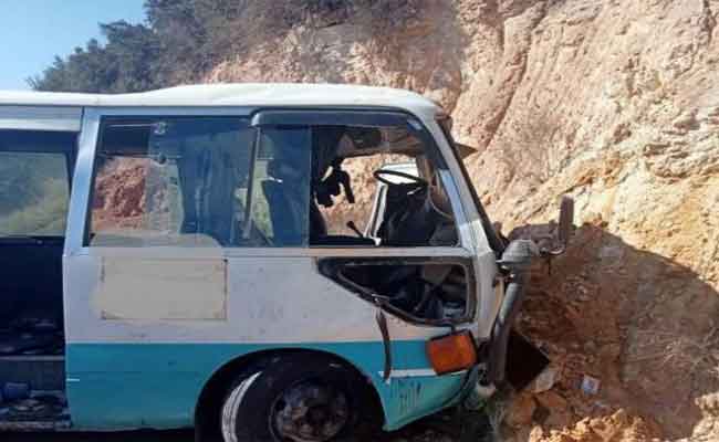 اصطدام حافلة بجبل صخري يخلف 46 جريحا بعين تموشنت