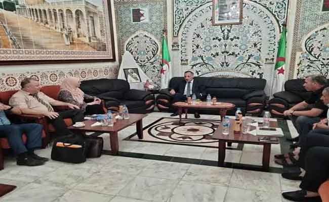 لجنة وزارية مختلطة تحل بالبويرة لحل مشكلة طبقة مهترئة بالطريق السيار