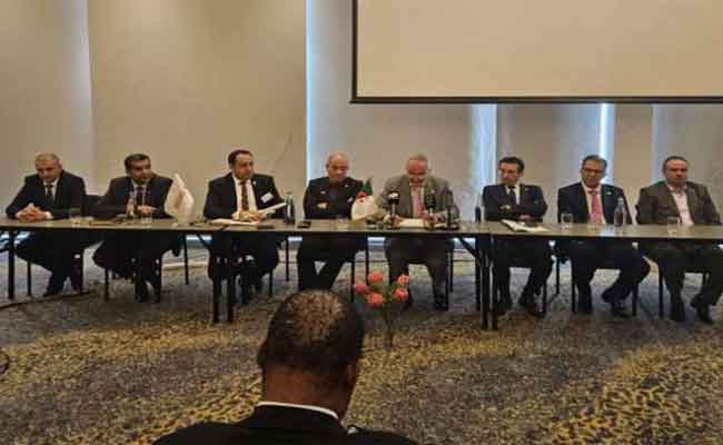 لقاء وزير المالية بالجالية الجزائرية في جنوب إفريقيا