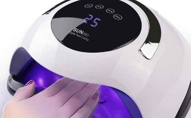 جهاز تجفيف طلاء الأظافر قد يعرّضكِ لسرطان الجلد…كيف تحمين نفسكِ؟