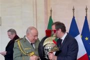 الرئيس الفرنسي السابق يجلد الجنرالات