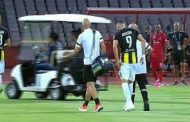 بنزيما يغادر مباراة الاتحاد والوحدة بسبب الإصابة...