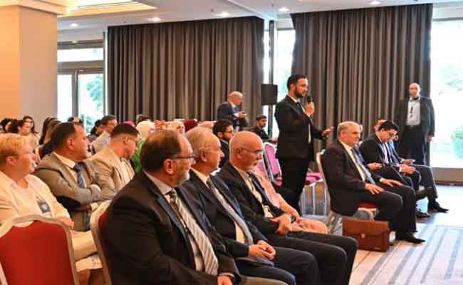 لقاء عطاف بممثلين عن الجالية الجزائرية في المجر